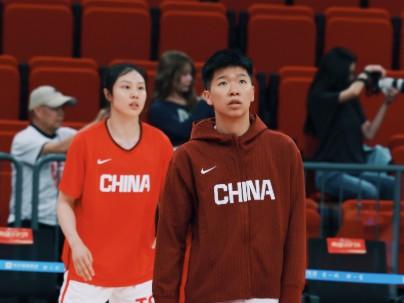 中国女篮今晚热身赛名单更新，黄思静与杨力维有望登场