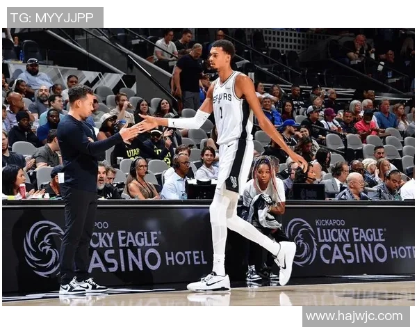 文班亚马拒绝篮网26分逆转！31+14+6帽献制胜暴扣 全场高呼MVP